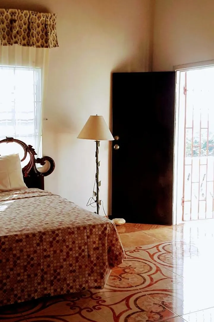Your Private Getaway On The Hill Montego Bay Couette-café