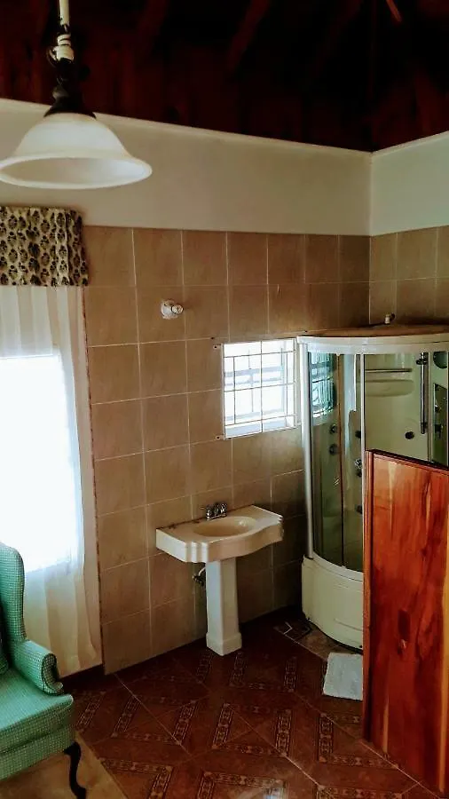 Your Private Getaway On The Hill Montego Bay Couette-café